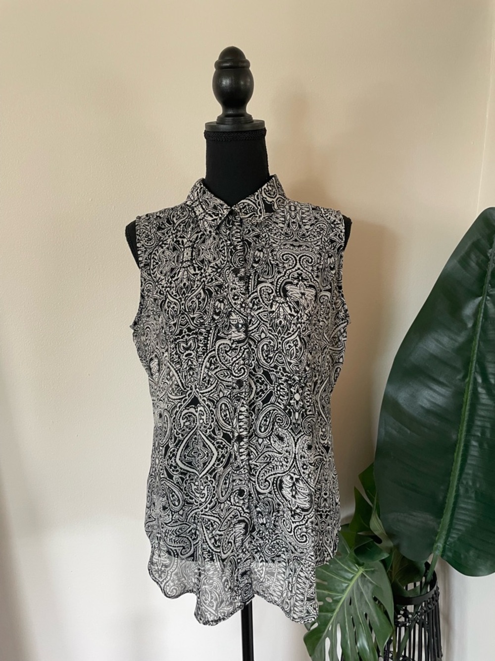 Liz Claiborne Black & White Paisley Sleeveless Button Front Top
